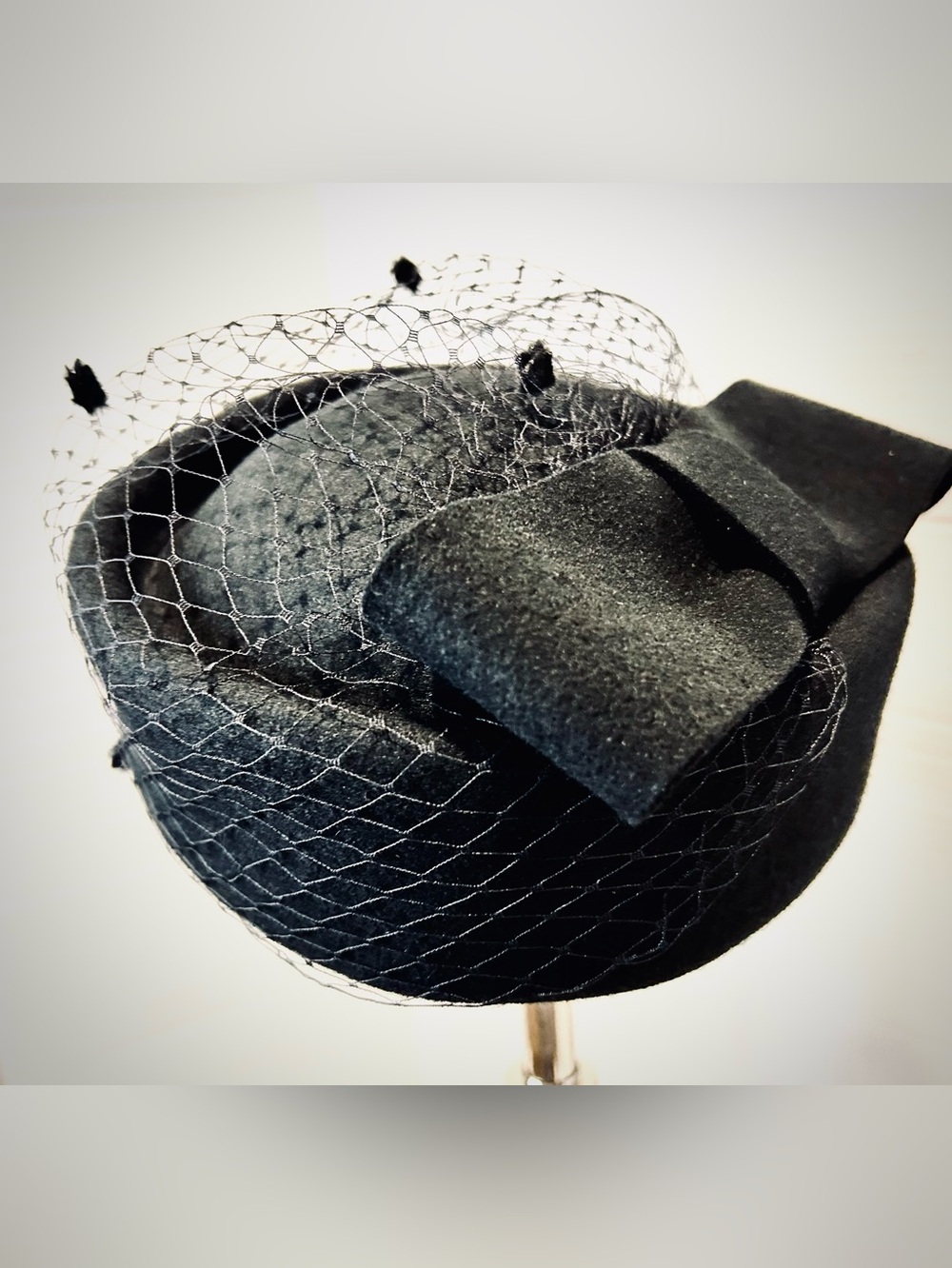 1960s Black Pillbox Hat with bow & Netted Veil Retro Goth Film Noir Femme Fatale - Picture 4 of 10